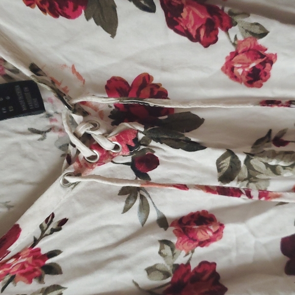 🌷Floral Romper - Picture 3 of 3